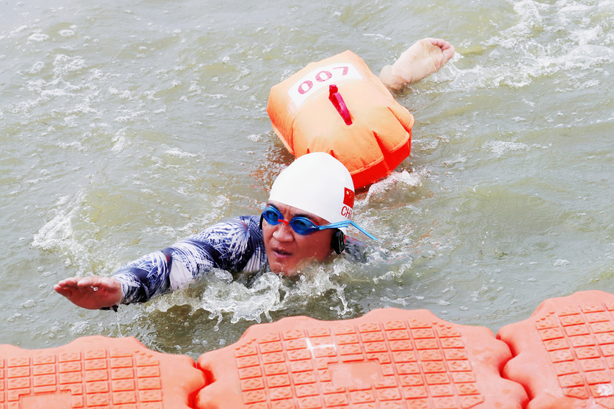 消防指戰員正在進行1500米游泳比賽項目。郭敬仁攝