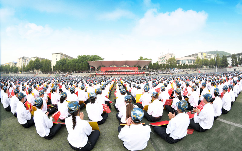 中國地質大學新生軍訓匯演“花式”表白。張玉賢攝