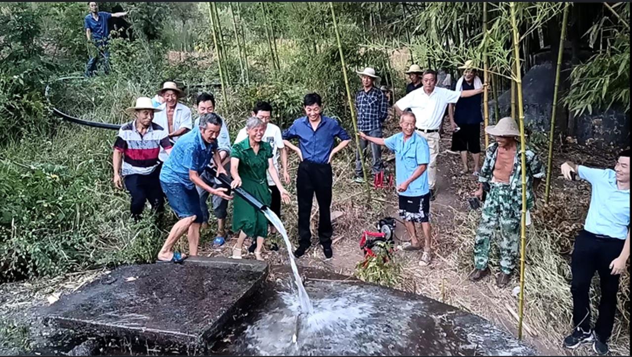 局駐村工作隊組織帶領群眾引水抗旱共同締造美麗鄉村。