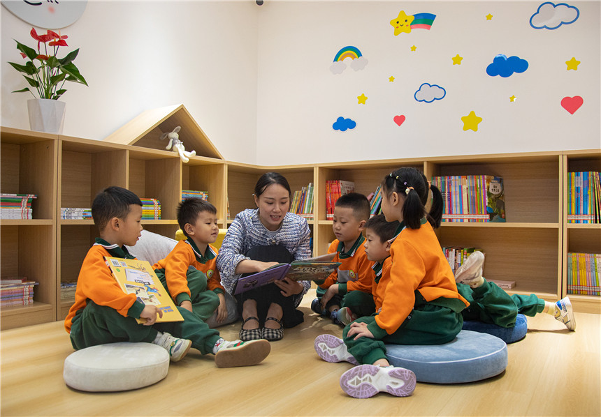 9月27日，工作人員在秭歸縣樂莫樂兮城市書房指導學生閱讀。