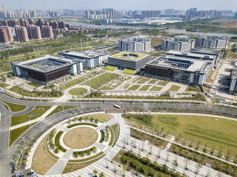 2020年30日，国家网安基地网络安全学院正式开学。武汉大学和华中科技大学的学子在这里“牵手”求学。
