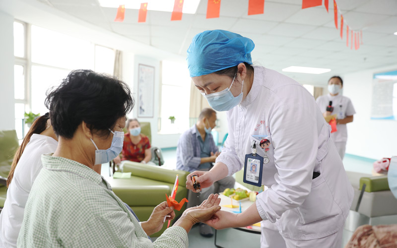 腫瘤科安寧療護專科護士王哲為患者科普芳香療法。