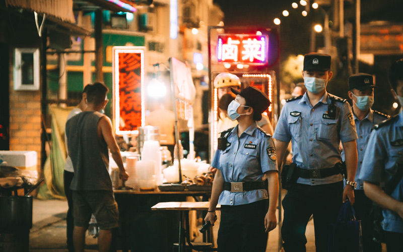 民警在夜市开展巡逻防控。