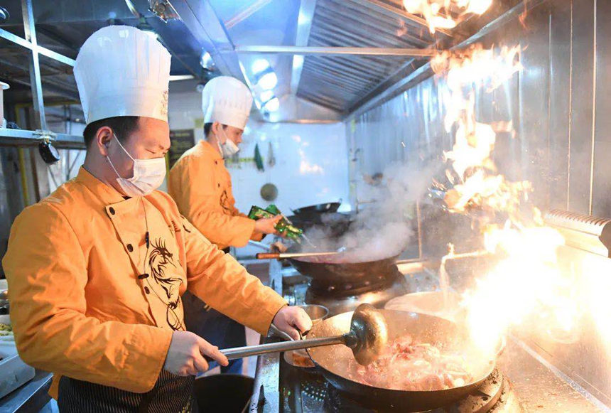 蝦皇餐廳燒蝦后廚。潛江市委宣傳部供圖