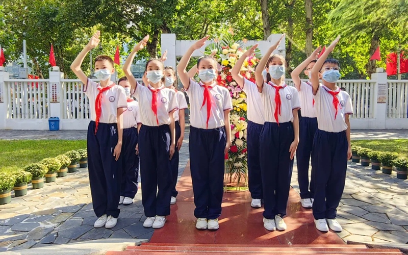硚口区红旗村小学开展烈士纪念日红色主题活动。