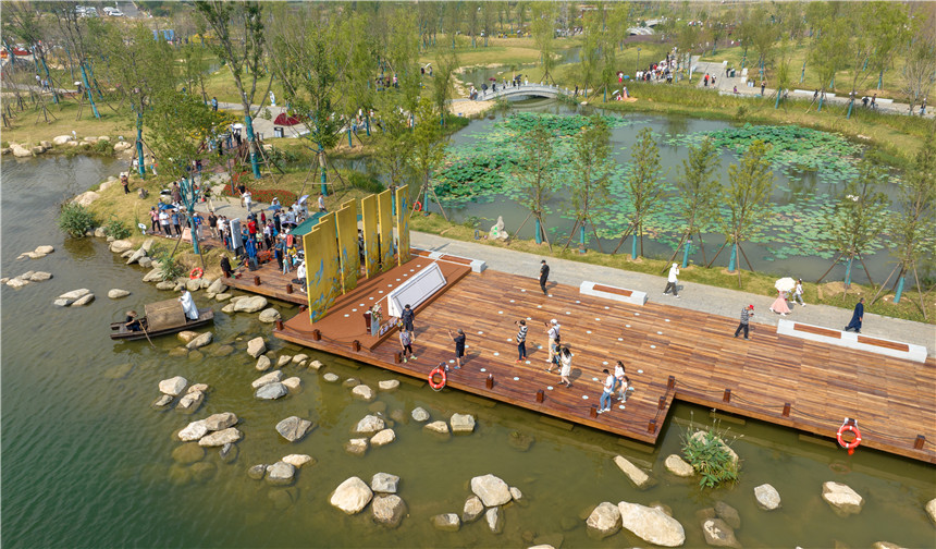 2022年10月1日，湖北省襄阳市，游人在襄阳市凤林古渡生态公园游玩。 