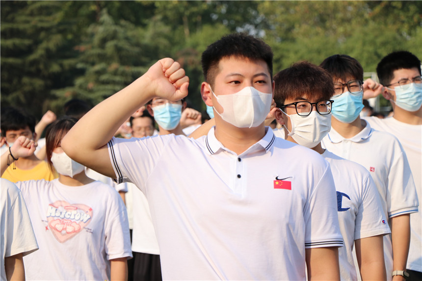 升国旗、诵诗歌、唱红歌……高校学子花式表白【4】