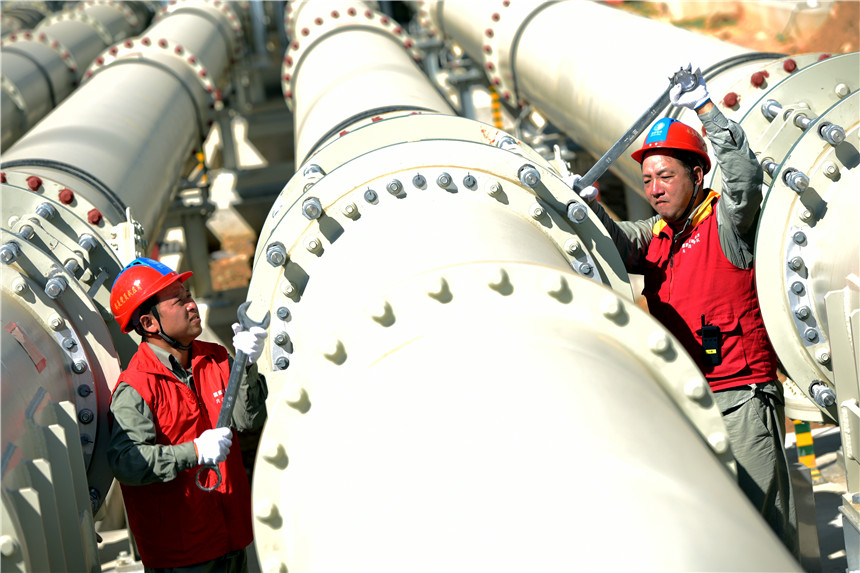 国网湖北送变电公司施工人员进行1000千伏GIS母线伸缩节调整作业。邹小民摄