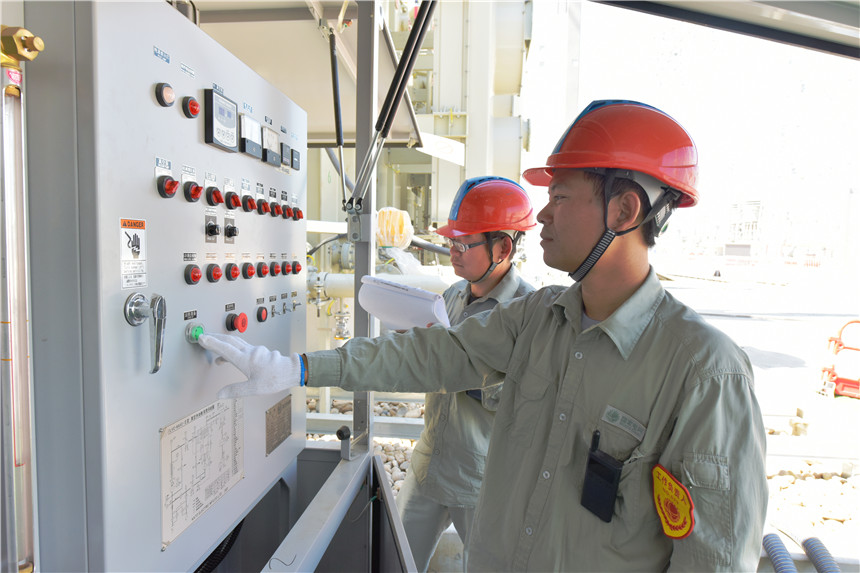 国网湖北送变电公司施工人员开展1000千伏主变油务作业。邹小民摄