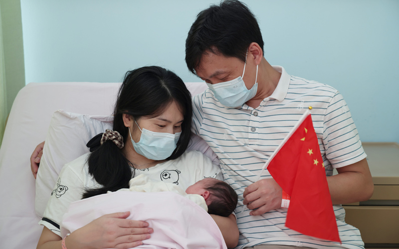 抱着“国庆宝宝”，年轻的爸妈乐开了花。武汉市妇幼保健院供图