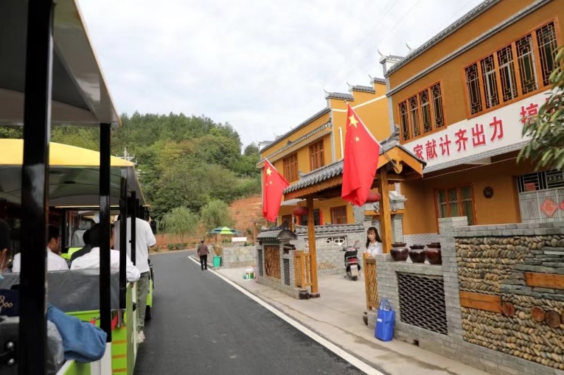 游客坐電動觀光小火車游覽五福龍井智慧農創園。