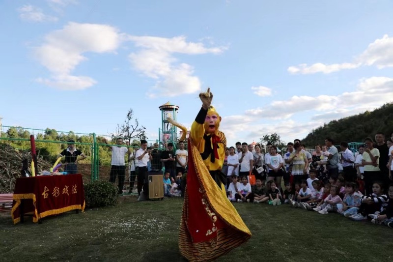 竹山縣五福龍井智慧農創園開園儀式現場“美猴王”前來叫陣。