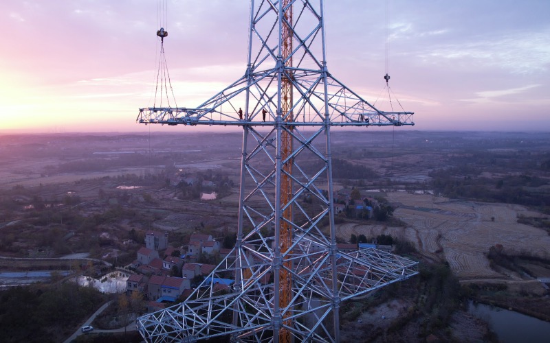 国网湖北电力员工进行荆武线杆塔组立施工。谢烨摄