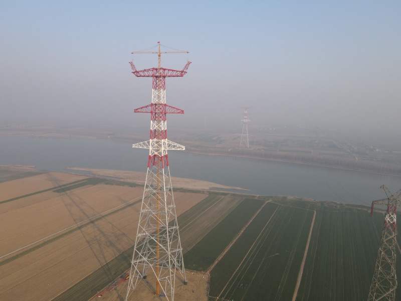 荆武线汉江跨越全景。谢烨摄