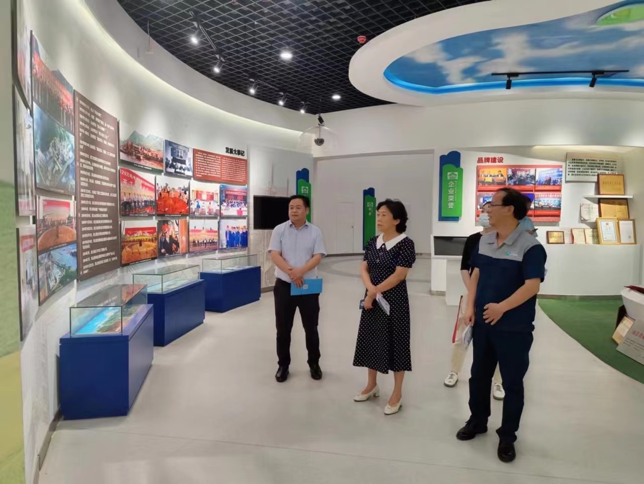 武穴市紀委監委護航專班到湖北某化工股份公司走訪。