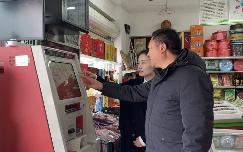 村民到雷体斌店办理金融业务。