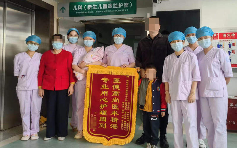 患儿家属送锦旗感谢新生儿科医护团队。