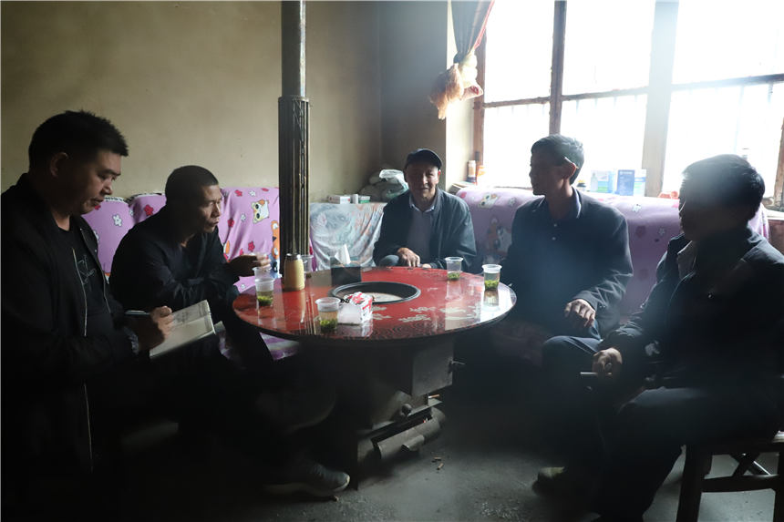 太和街“评理说事员”调解租用土地。