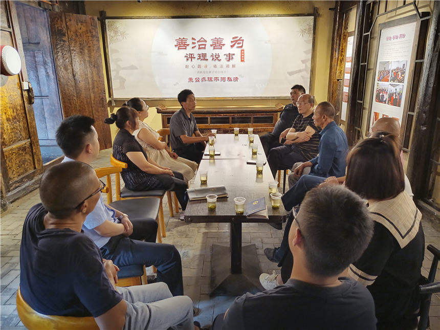 太和街村在邱家老屋“评理说事”点现场协调问题。
