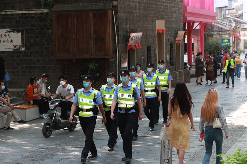 民警在昙华林景区步巡。