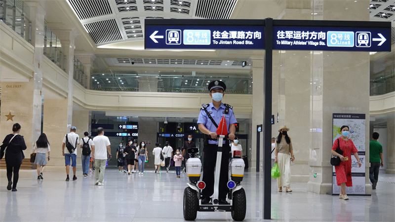 民警在地铁站巡逻。