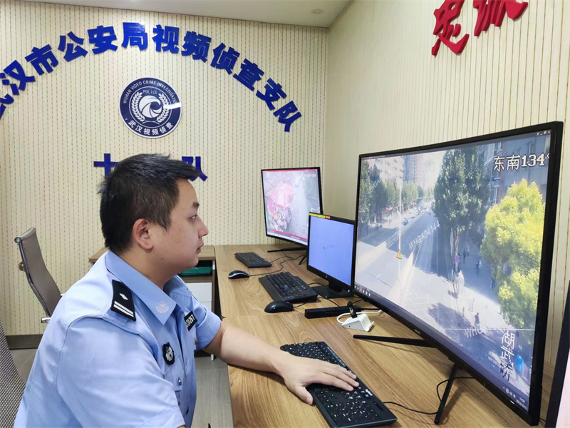 文乐在巡查中。