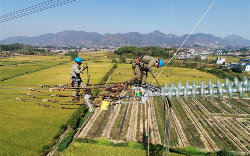 施工人員高空緊線作業。鄒小民攝