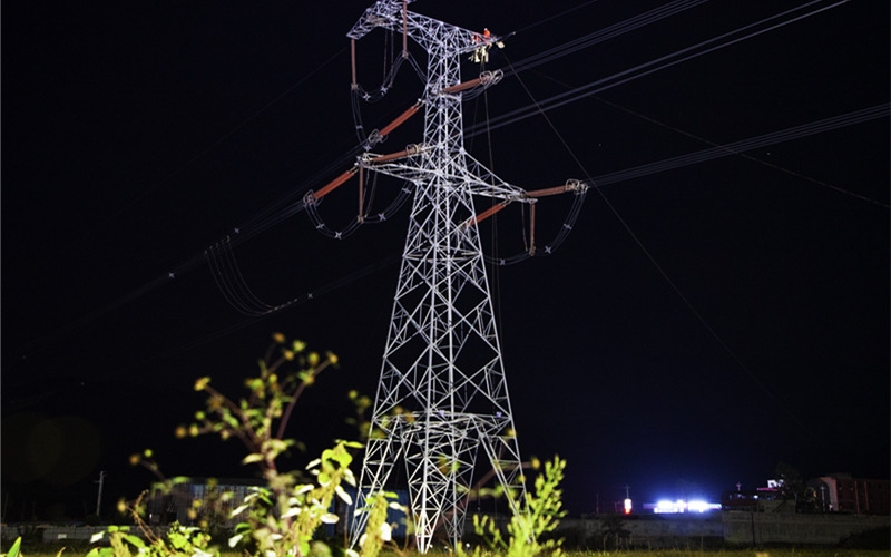 施工人員夜間塔上換線作業。鄧鵬攝