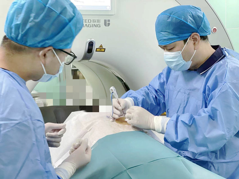 王亮朝副主任医师进行CT引导下经皮右上肺恶性肿瘤微波消融术。
