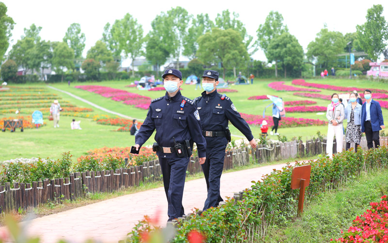 蔡甸花博汇景区内，驻守民警正在巡逻。高雷摄