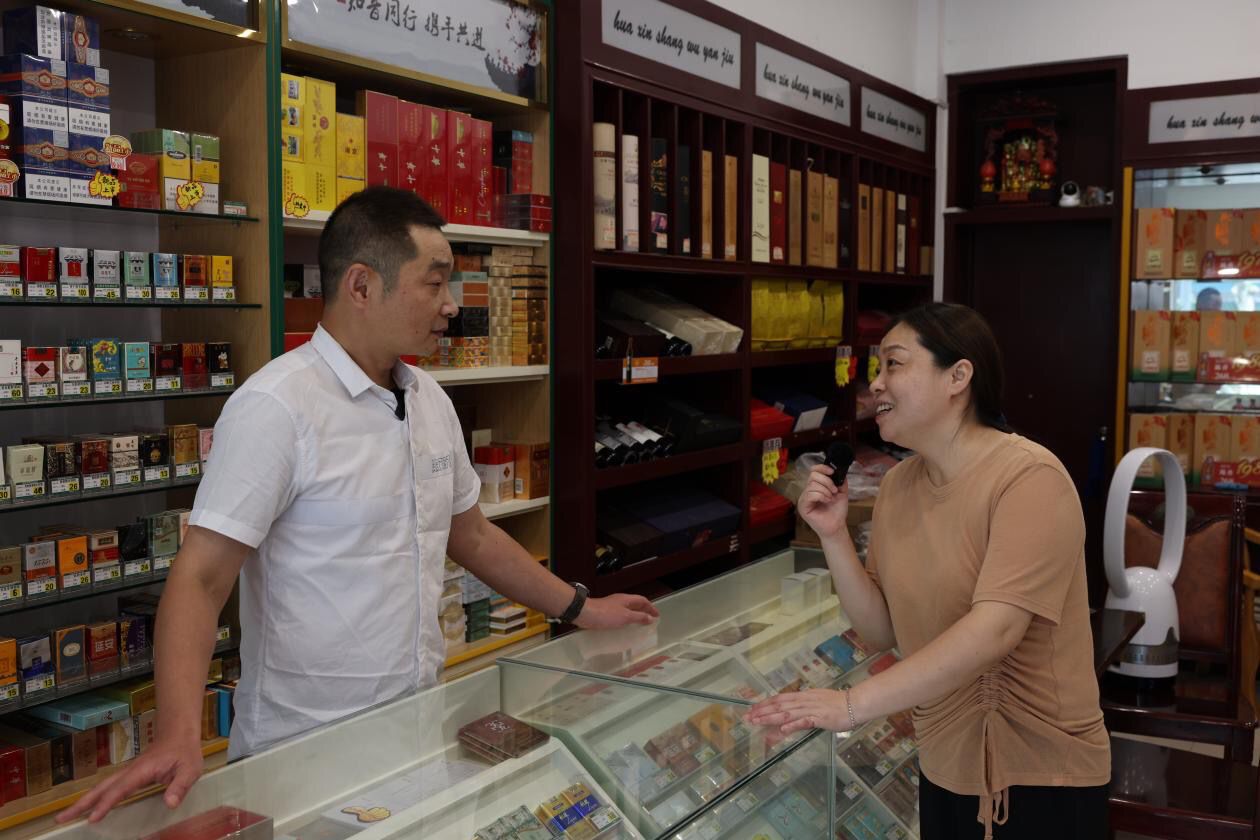 营销人员指邀请客户介绍经营技巧。