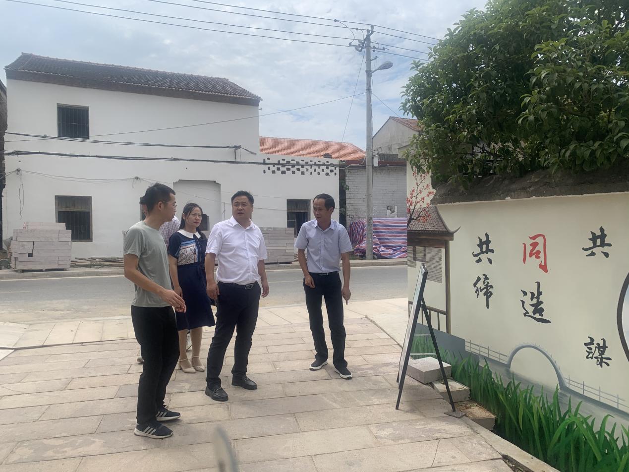 武穴市紀委監委主要領導到蘇垴社區實地調研。