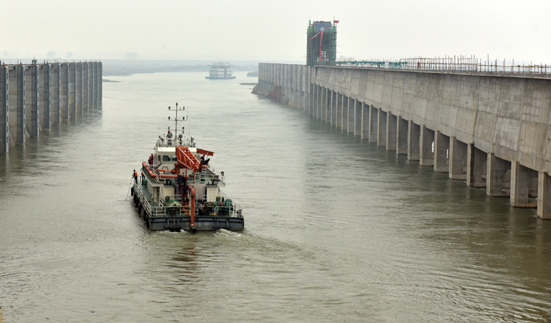 漢江中下游最大船閘完成首次試船通航。