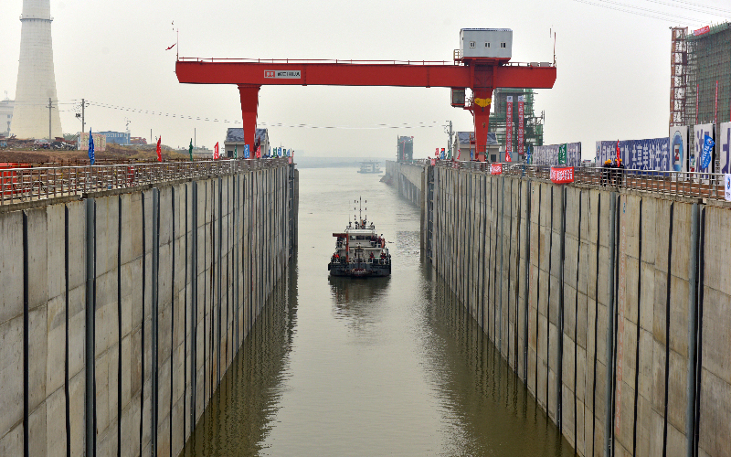 漢江中下游最大船閘完成首次試船通航。