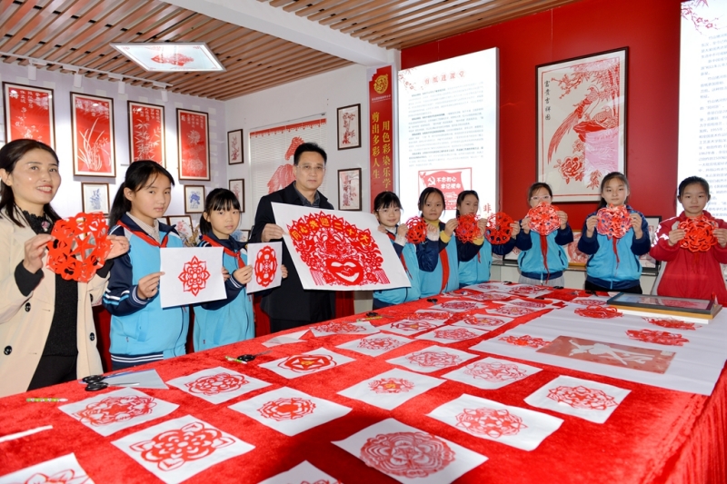 竹山县麻家渡镇九年一贯制学校师生展示剪纸作品。