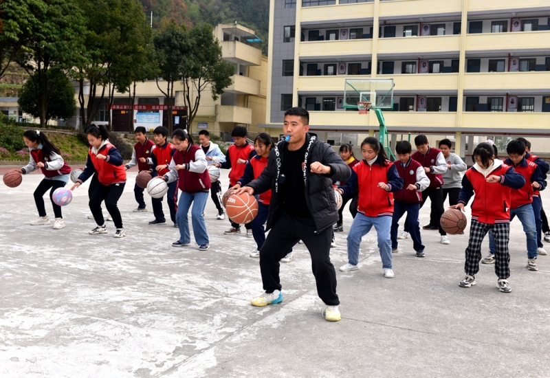 竹山县双台乡九年一贯制学校大课间篮球操。