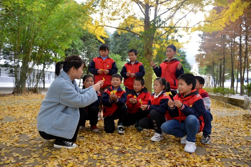 竹山县双台乡九年一贯制学校开展走进冬天科普活动。