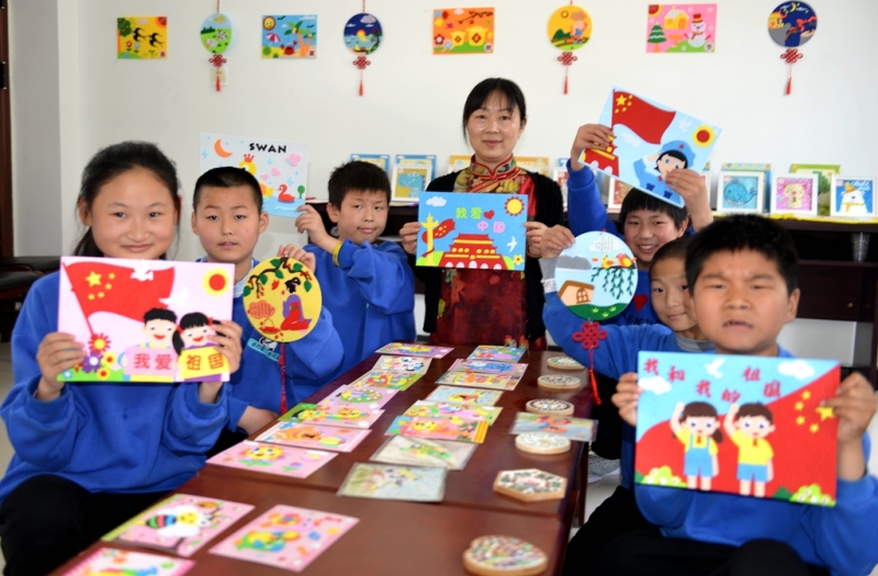 竹山县特殊教育学校师生创作手绘画祝福祖国。