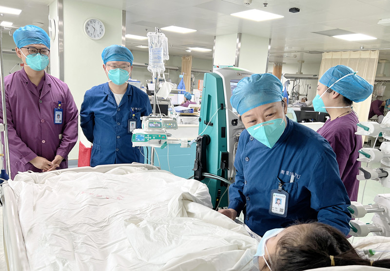 武漢市中心醫院重症醫學科團隊在查看患者情況。