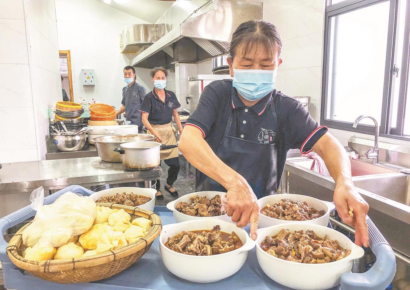 家鄉味土菜深受游客歡迎。