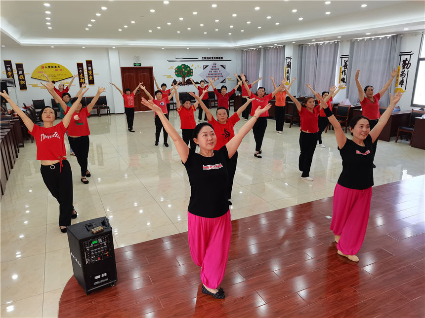 走进居民小区开展文艺培训。秭归县委宣传部供图