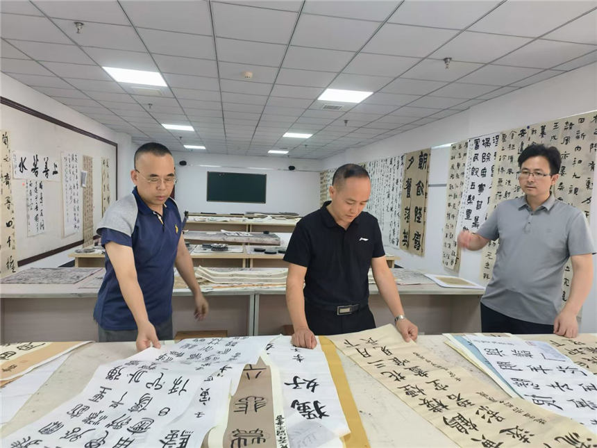 开展群众性书法指导。秭归县委宣传部供图