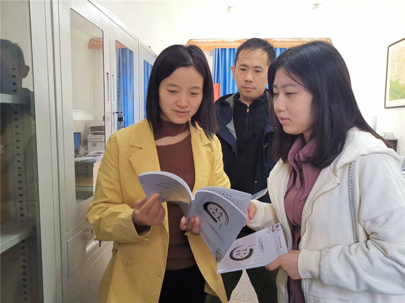 圖為黨政機關干部學習討論口袋書《清廉之美》場景。
