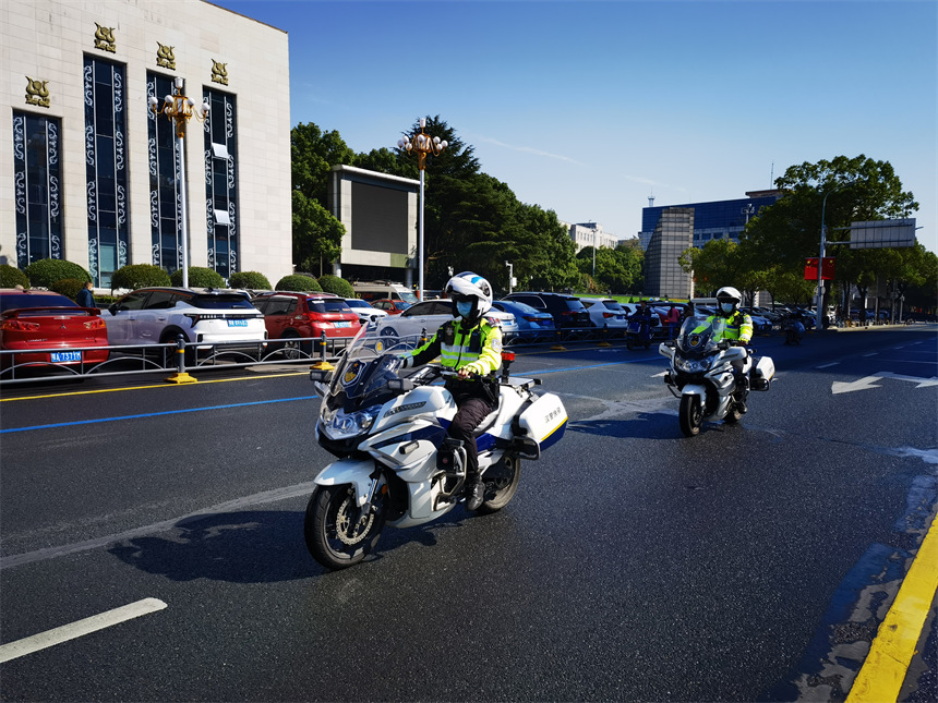 漢警快騎車組在洪山路巡邏。