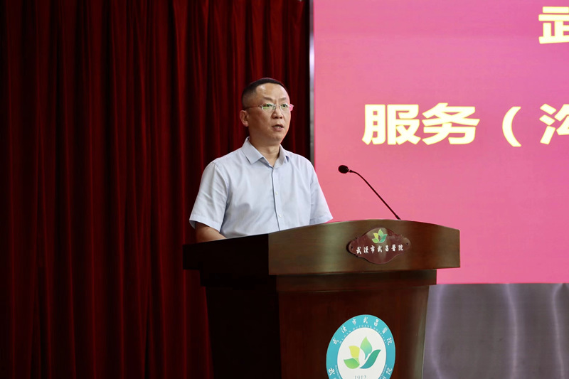 纪委书记洪毅在服务（沟通）能力提升训练营上讲话 拍摄者刘静