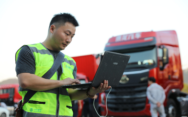 湖北移动技术人员为数智车企搭建优质5G网络