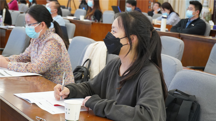 參會者認真聽取發言報告。烏仁攝