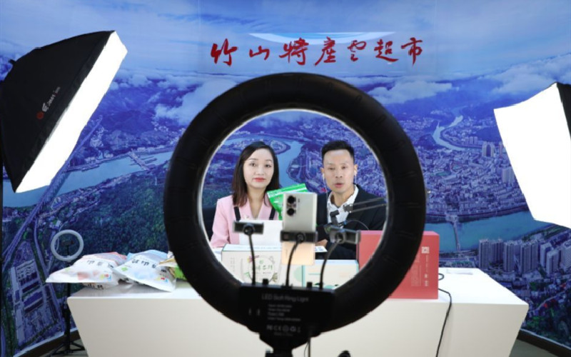 湖北竹山融媒主播余明明和夏甜甜直播帶貨。