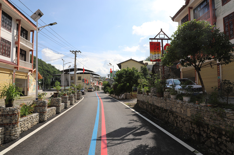 该市教育局帮扶板桥镇新田村建好旅游路。