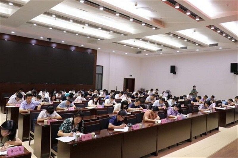武穴市组织各镇(街道)、市直单位近千名年轻干部进行党纪法规测试。